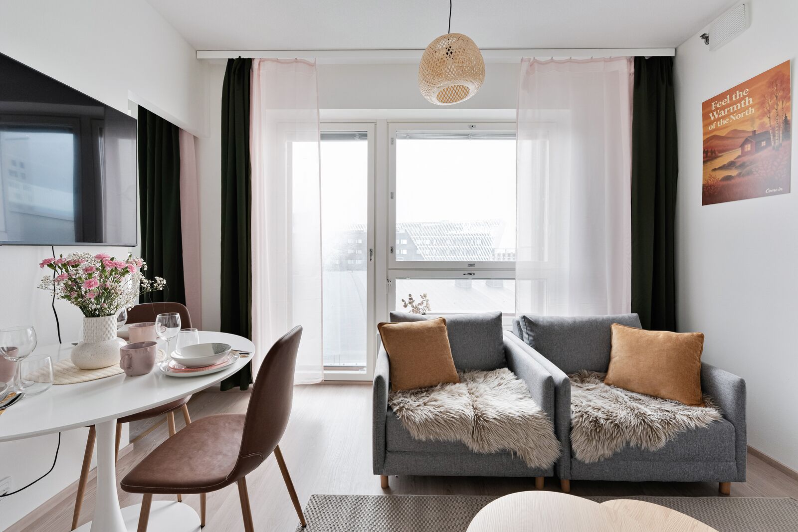 Condo tiện nghi đơn giản, quang cảnh thành phố | Khu phòng khách | TV màn hình phẳng 65-inch có truyền hình cáp 