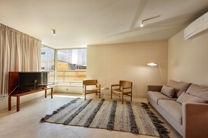 TV - Cozy Apartment with Pool and Urban Soul (Vila Real de Santo António)