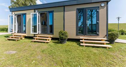 Guesthouse 'Surfboard 1 – Room with Dyke View' with Shared Garden and Wi-Fi