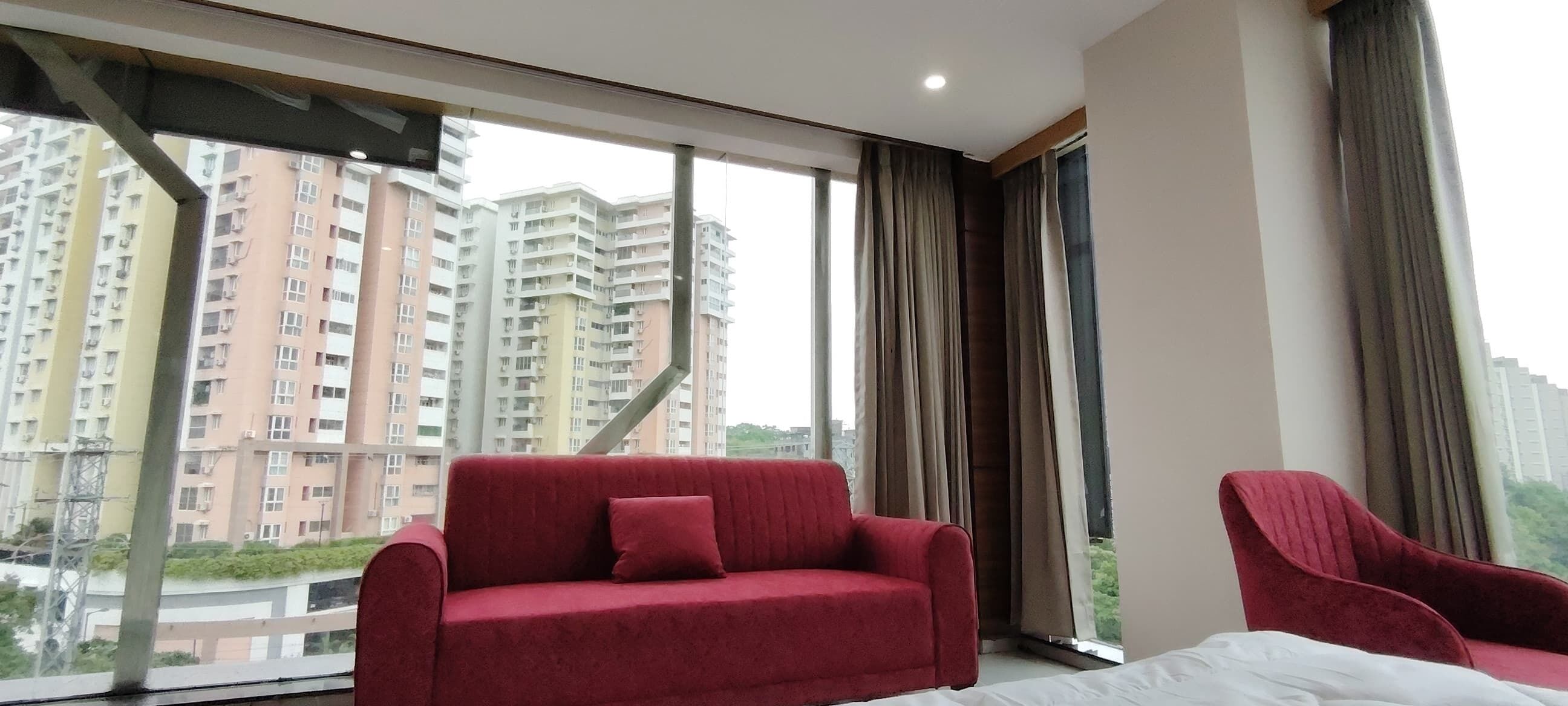 房內夾萬、書桌、手提電腦工作空間、隔音