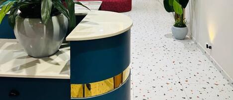 Een computerscherm en een printer