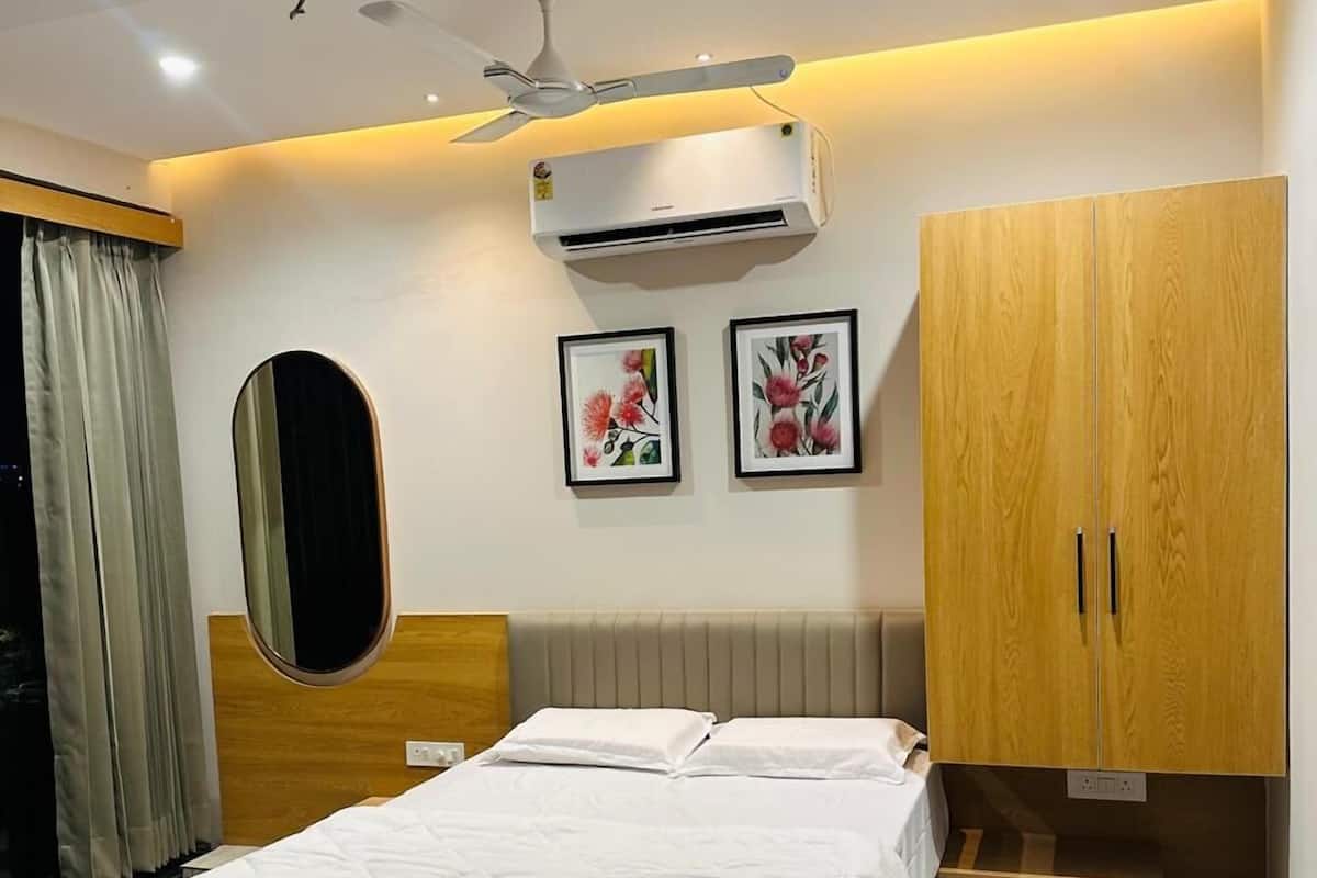 In-room safe, desk, laptop workspace, soundproofing