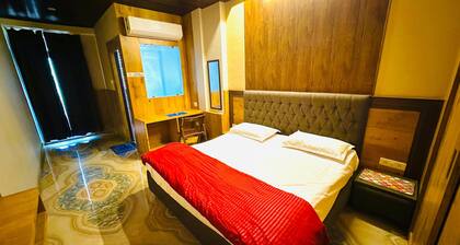 Elegant City Escape - Premium Stay w/ Kitchen & OTT- 102