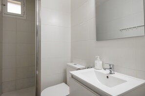 Regadera, secadora de cabello, toallas 