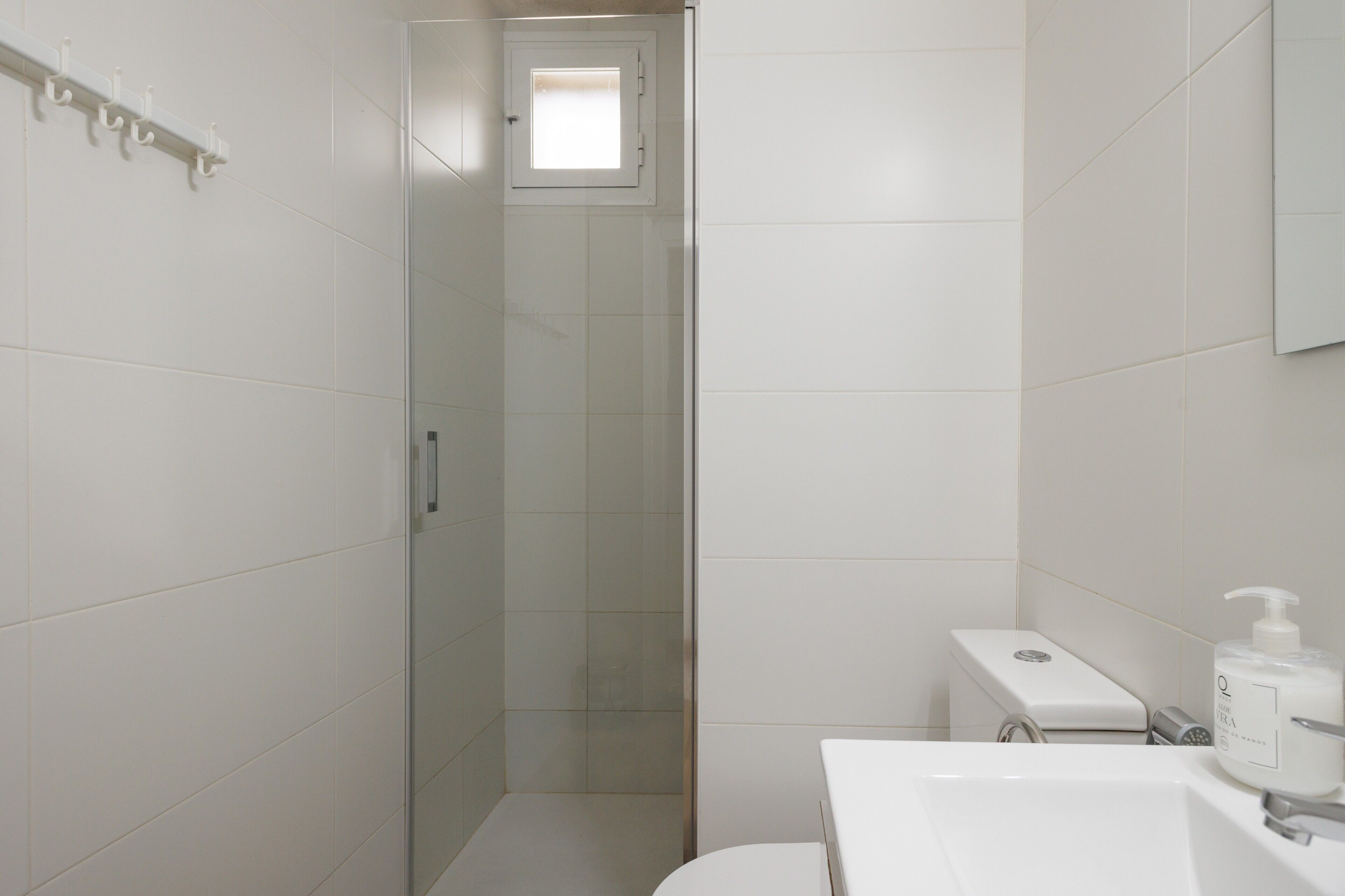 Een douche, een haardroger, handdoeken