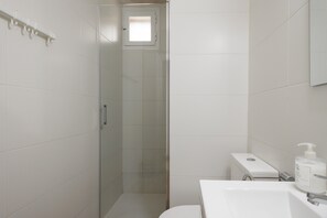 Douche, séchoir à cheveux, serviettes fournies