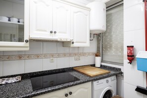 Réfrigérateur, micro-ondes, plaque de cuisson, cafetière/bouilloire