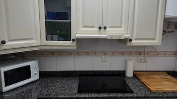 Microondas, placa de cocina, cafetera o tetera y hervidor eléctrico