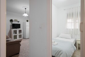 3 habitaciones, tabla de planchar con plancha, wifi y ropa de cama 