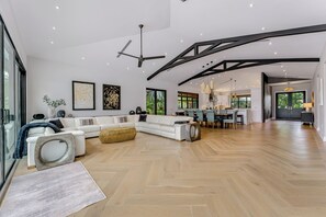 Televisie en een open haard