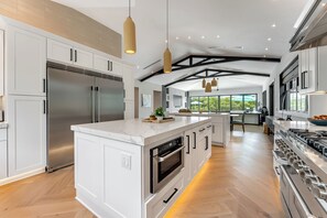 Kylskåp, mikrovågsugn, ugn och spishäll