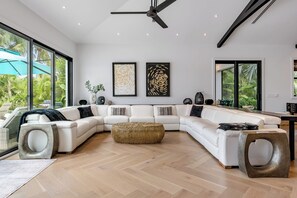 Televisie en een open haard