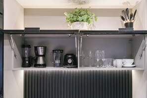 Studio | Eget kök | Mikrovågsugn, vattenkokare och grytor/köksredskap