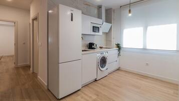 Frigorífico, microondas, placa de cocina y cafetera o tetera
