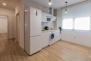 Kühlschrank, Mikrowelle, Herdplatte, Wasserkocher mit Kaffee-/Teezubehör