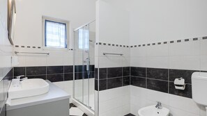 Shower, hair dryer, towels - Villa Colomba by Villas Guide (Vodnjan)