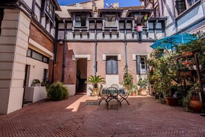 Outdoor dining - (100) Le Villa Gothique (Cannes)