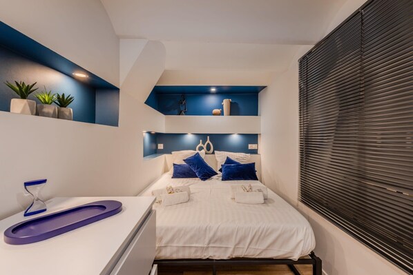 1 bedroom, iron/ironing board, WiFi, bed sheets - (100) Le Villa Gothique (Cannes)