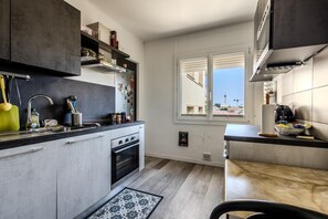 Réfrigérateur, micro-ondes, four, plaque de cuisson