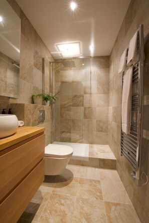 Douche, sèche-cheveux, serviettes fournies