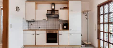Réfrigérateur, four, plaque de cuisson, cafetière/bouilloire