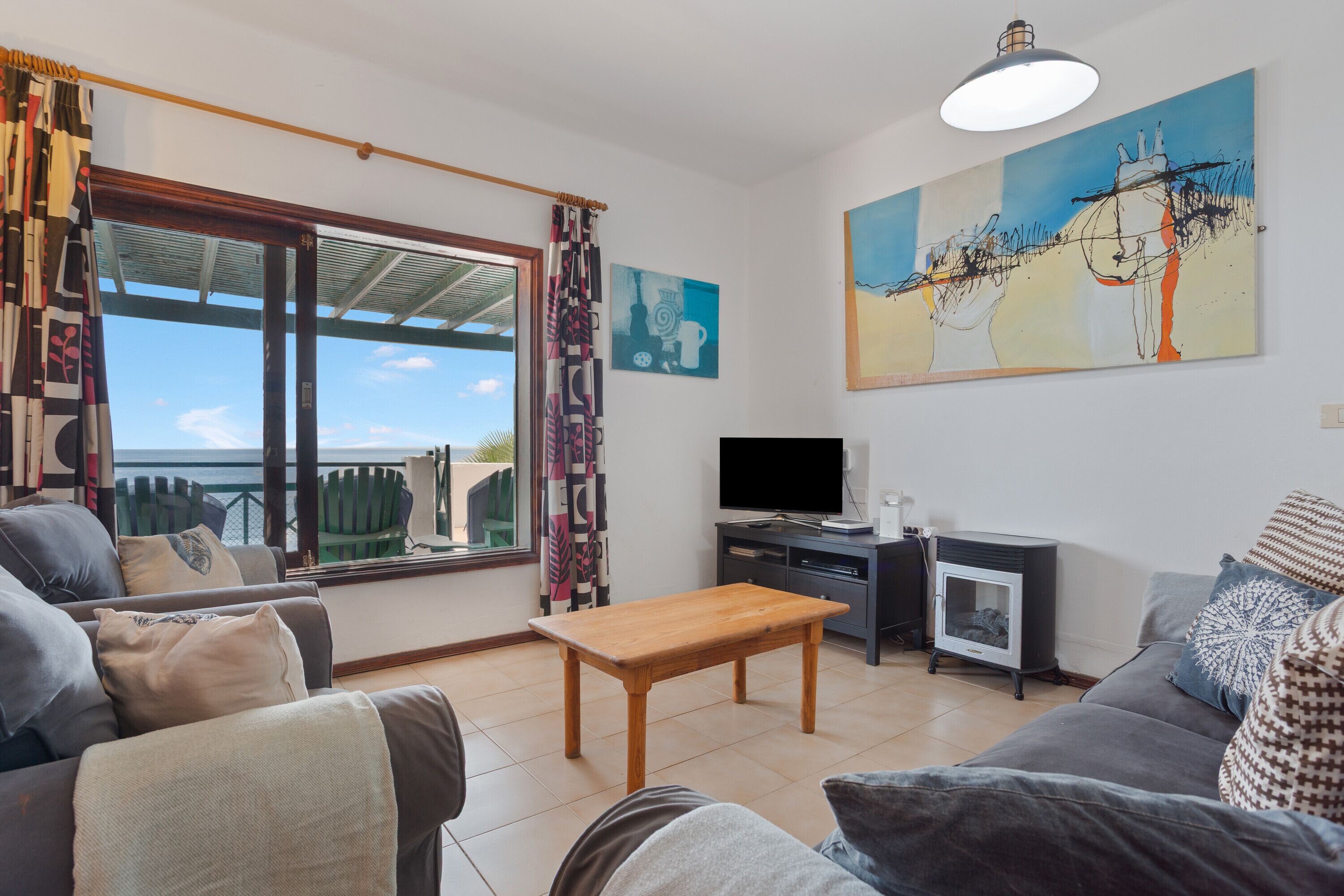 Een televisie en een dvd-speler