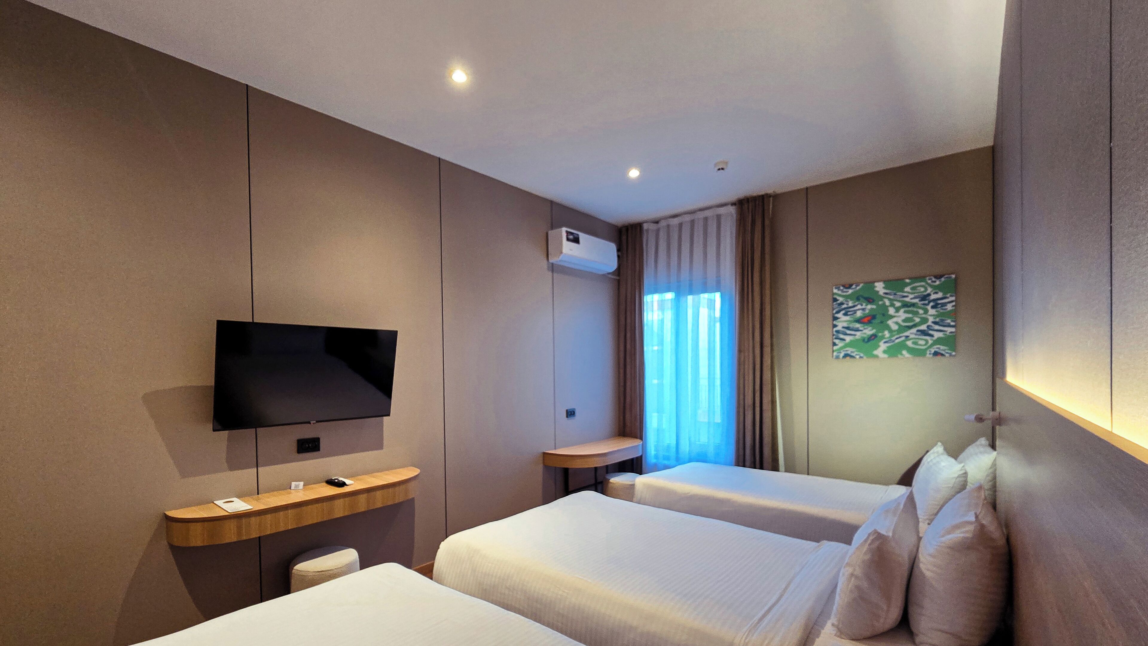 Phòng 3 Superior, quang cảnh sân vườn | Két bảo mật tại phòng, bàn, khu vực làm việc phù hợp cho laptop 