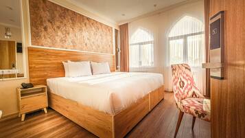 Caja de seguridad en la habitación y escritorio