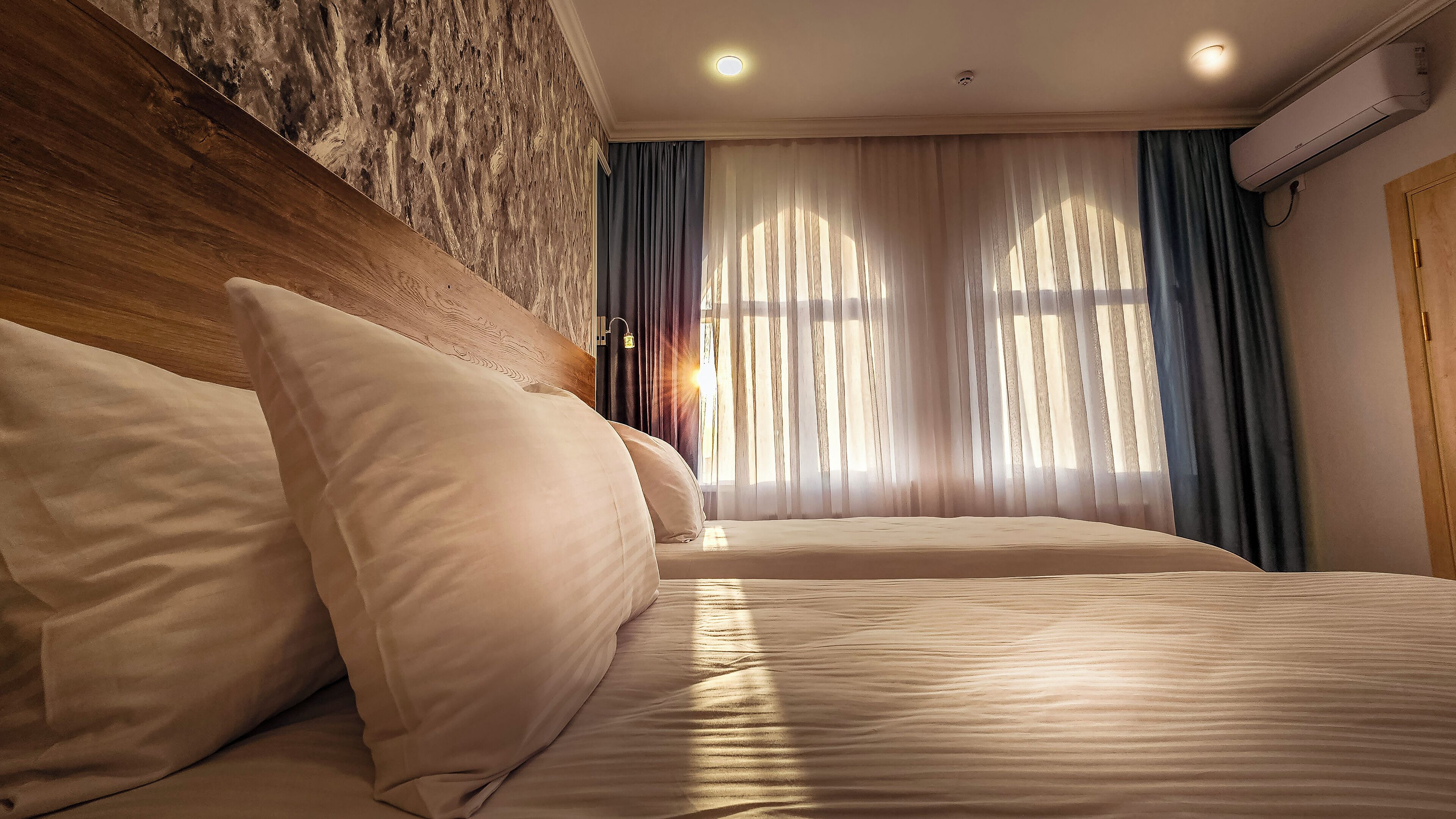Camera Standard con letto matrimoniale o 2 letti singoli, vista città | Materassi a doppio strato, una cassaforte in camera, una scrivania