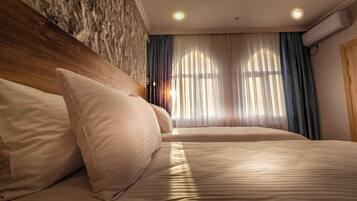 Camera Standard con letto matrimoniale o 2 letti singoli, vista città | Materassi a doppio strato, una cassaforte in camera, una scrivania