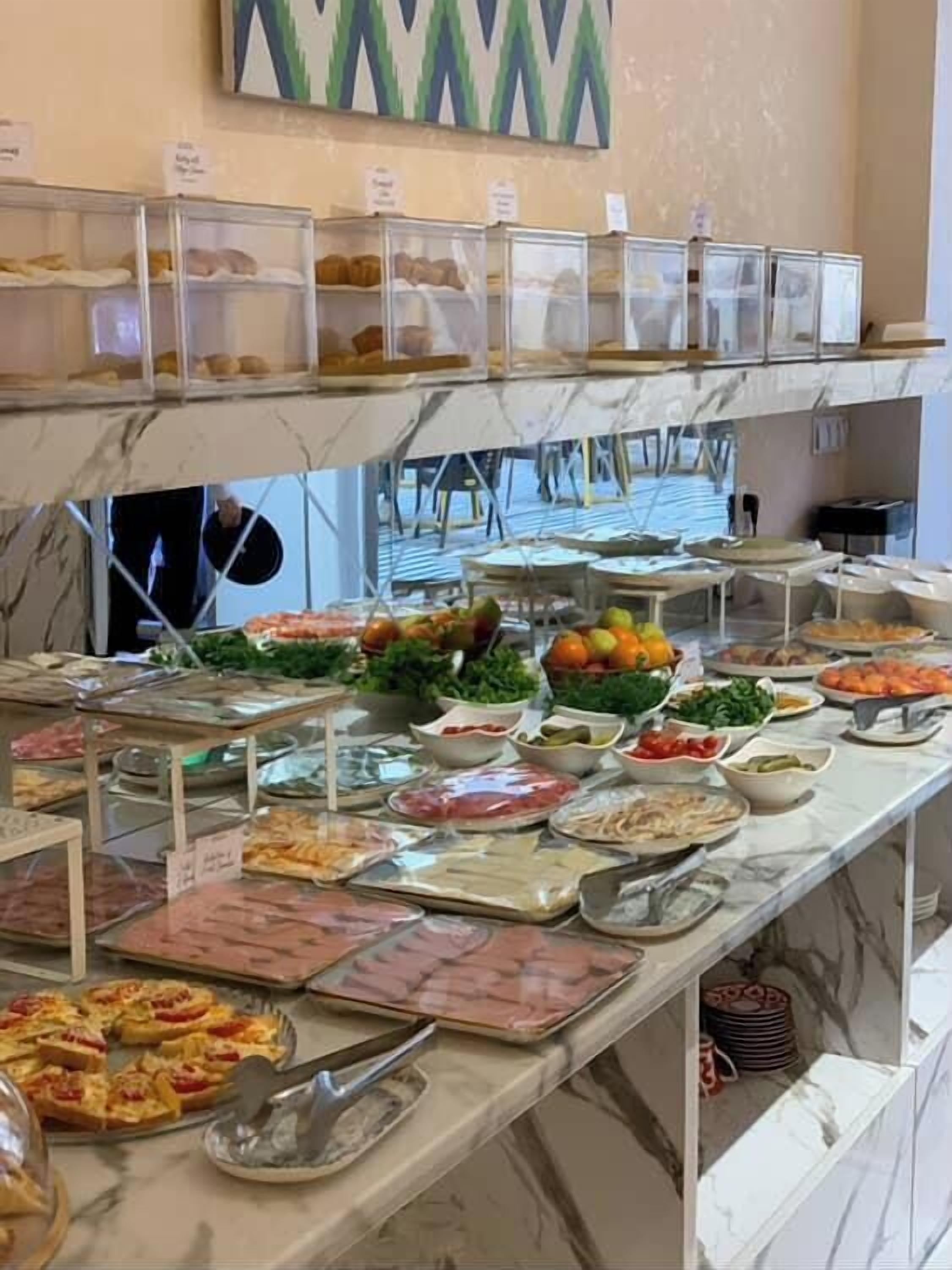 بوفيه فطور يوميًا بتكلفة قدرها (12 USD للشخص)