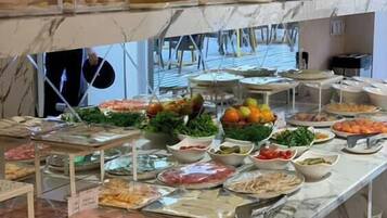 Desayuno buffet diario (USD 12 por persona)