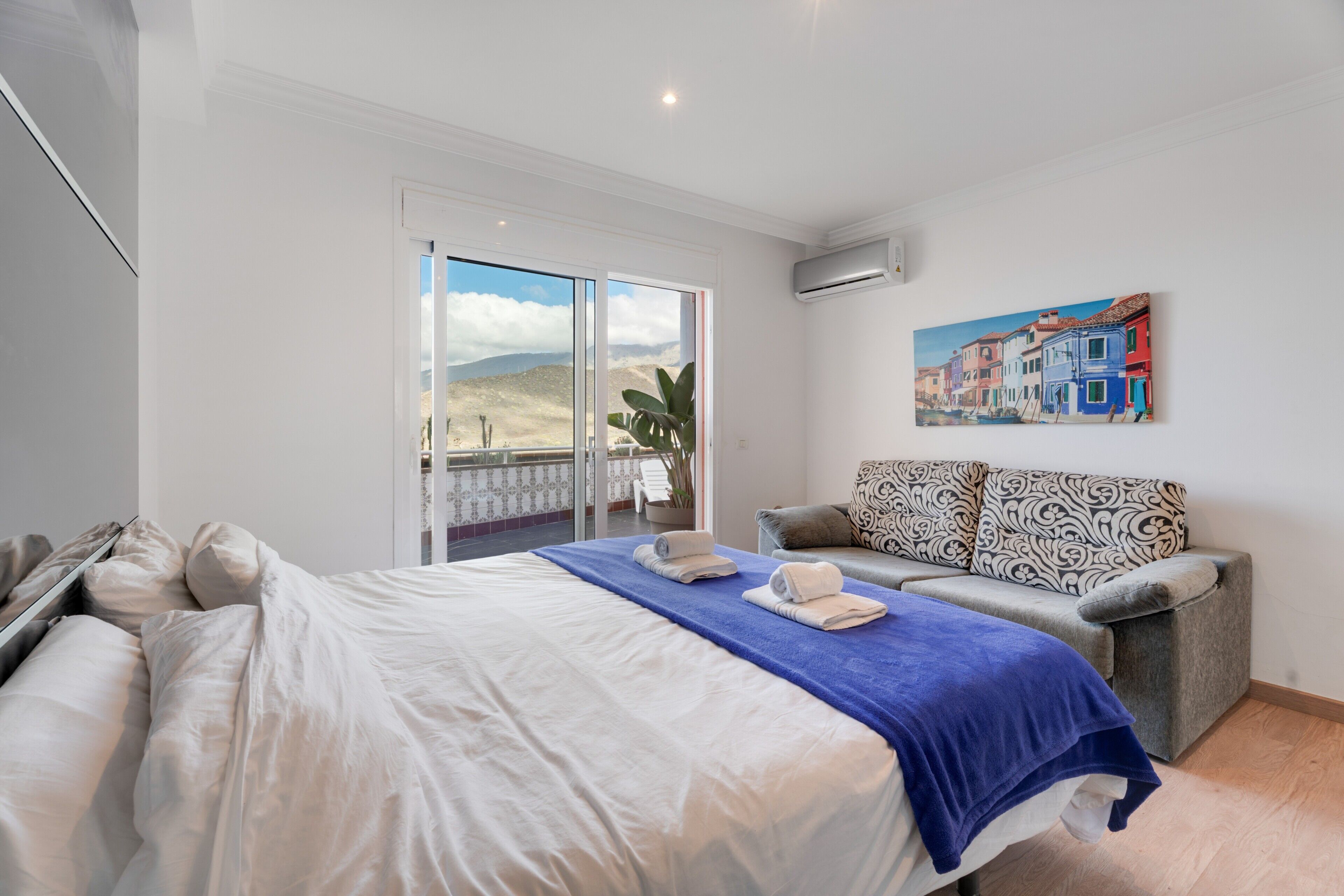 3 bedrooms, iron/ironing board, WiFi, bed sheets