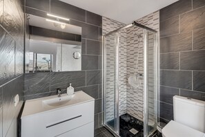 Douche, séchoir à cheveux, serviettes fournies