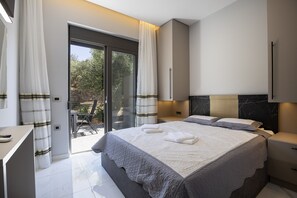 2 dormitoris, planxa i posts de planxar i un bressol de viatge