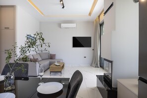 Smart TV y chimenea