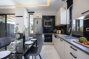 ثلاجة، ميكروويف، فرن، غسالة أطباق