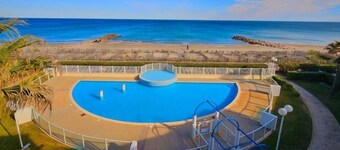 House in residence with swimming pool and direct access to the beach