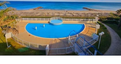 Maison dans résidence avec piscine et accÚs direct à la plage