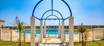 House in residence with swimming pool and direct access to the beach