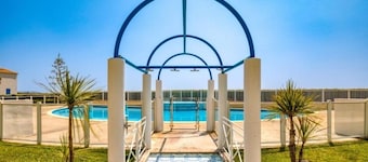 House in residence with swimming pool and direct access to the beach