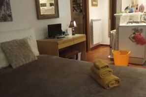 1 bedroom, desk, iron/ironing board, bed sheets - LOFT Castelli Romani and Mare P.R.Di.Roma (Lazio)