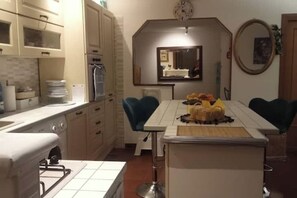 Kjøleskap, ovn, kokeplater og kaffetrakter/tekoker