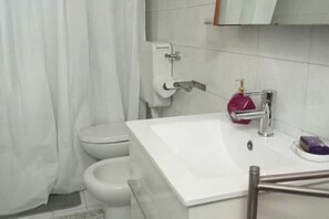 Douche, sèche-cheveux, bidet, serviettes fournies