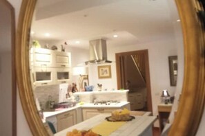 Kjøleskap, ovn, kokeplater og kaffetrakter/tekoker