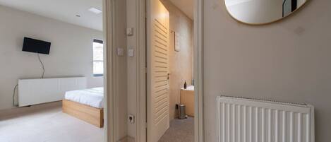 Desk, iron/ironing board, WiFi, bed sheets