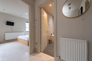 Desk, iron/ironing board, WiFi, bed sheets