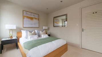 Desk, iron/ironing board, WiFi, bed sheets