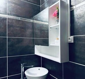 Shower, free toiletries, hair dryer, towels