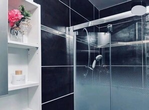 Shower, hair dryer, towels